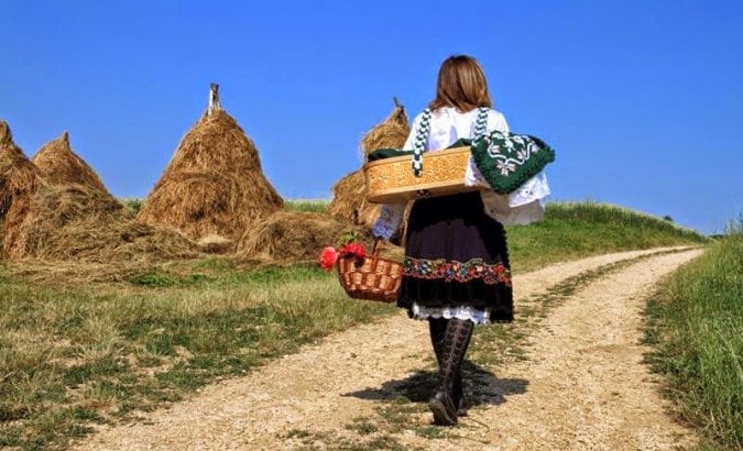ЖЕНЕ КОЈЕ ОСТАЈУ У ПРИЧАМА